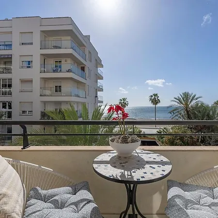 Cozy & Comfy Seaside Retreat In *