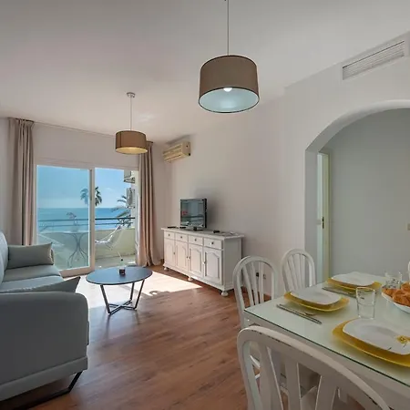 Cozy & Comfy Seaside Retreat In Apartment