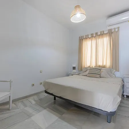 דירה Cozy & Comfy Seaside Retreat In אסטפונה