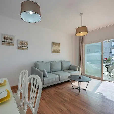 Apartment Cozy & Comfy Seaside Retreat In